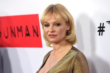 Pamela Anderson trug zwischenzeitlich einen nach innen geföhnten Haarschnitt, der sie wesentlich älter aussehen lässt, als s...