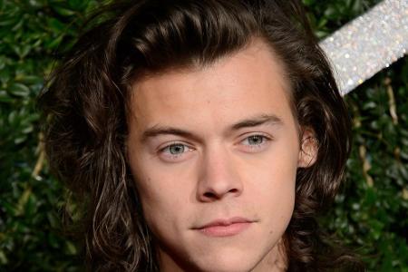 Je länger One Direction auf den weltweiten Bühnen unterwegs ist, desto länger werden auch die braunen Locken des Sängers Har...