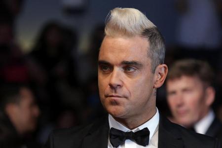 Hat Robbie Williams (41) etwa den Granny-Look für sich entdeckt? Derzeit trägt er einen silbernen Hahnenkamm. Während die ra...