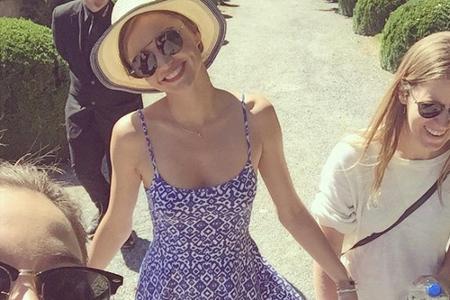 Miranda Kerr (32) freut sich sichtlich über den Sommer. Kein Wunder, kann sie doch endlich ihr süßes Dress in Blau-Weiß spaz...