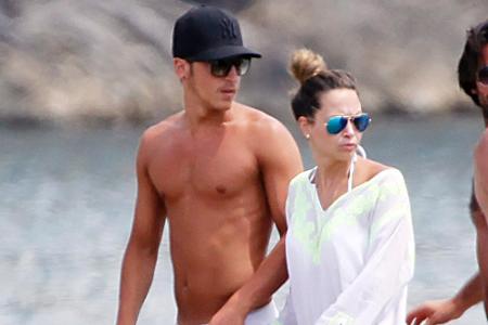 Auch die Liebe von Mesut Özil (26) und Sängerin Mandy Capristo (25) überstand das Jahr 2014 nicht. Die Gründe für die Trennu...