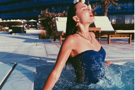 Moderatorin Bonnie Strange (29) hält sich mit der Sommer-Sportart schlechthin fit: Schwimmen. Nicht nur, dass der Pool immer...