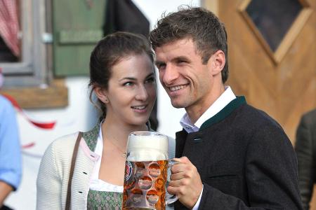 Eine Maß Bier in der Hand, Ehefrau Lisa an der Seite - kein Wunder, dass WM-Held Thomas Müller beim Einzug in die Schänke üb...