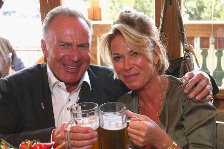 Auch der Vorstandsvorsitzende Karl-Heinz Rummenigge und seine Frau Martina feierten mit den Spielern.