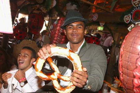 Neuzugang Douglas Costa zeigte sich von der Größe der Brezn beeindruckt. Offenbar erinnerte ihn das Gebäck spontan an ein Le...