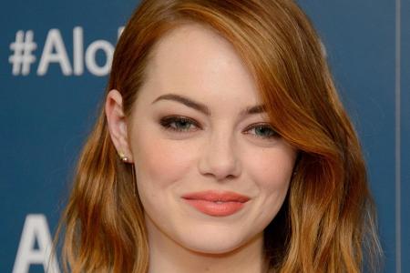 Ähnlich wie Kim trägt ihn auch Emma Stone (26). Für ihre Variante einfach die Haare an der Seite scheiteln und über eine Run...