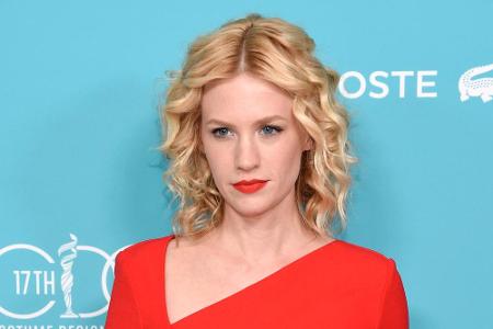 Locken statt Wellen: Für den Style von January Jones (37) das Haar streng in der Mitte scheiteln und einzelne Strähnen mit d...
