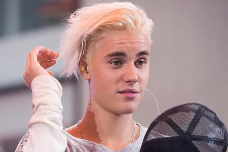Noch vor dem Formel-1-Star präsentierte sich allerdings Teenie-Idol Justin Bieber mit platinblonder Friese. Der 21-Jährige e...