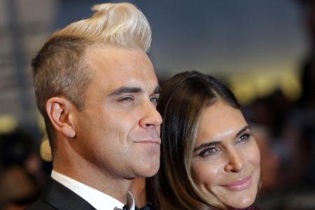 Mit hellblonden und hochgestylten Haaren besucht auch Sänger Robbie Williams schon seit längerer Zeit die Events dieser Welt...