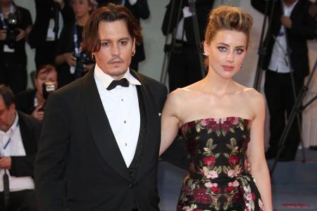 Auf dem Filmfest in Venedig schritt Heard in einem mit Blumen bedruckten Kleid über den roten Teppich. Passend zu dem rot-sc...