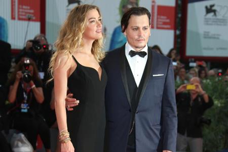 Ebenfalls in Venedig, nur zu einer anderen Filmpremiere, trug Heard ein schwarzes Traumkleid. Depp ließ sich an der Seite se...