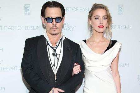 Verdrehte Tatsachen: Auf einer Gala in Santa Monica präsentierte sich Depp in einem schwarzen Smoking mit weißem Hemd - Hear...
