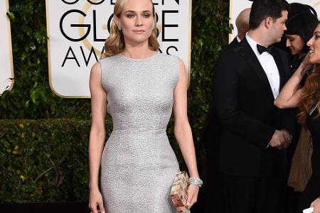Kurz zuvor verzauberte sie Publikum und Fotografen schon bei den Golden Globes mit dieser hochgeschlossenen silbernen Robe v...
