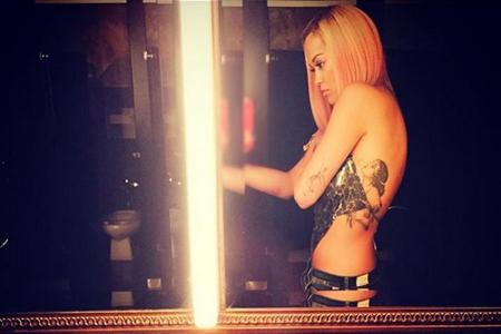 Selbst bei den Proben für ihre Konzerte verzichtet Rita Ora nicht auf ein verruchtes Outfit, wie dieses Instagram-Toiletten-...