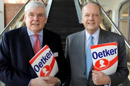 Was Würth mit Schrauben schaffte, schafften die Oetkers mit Backpulver und Pudding: Die Brüder August (r.) und Richard liege...