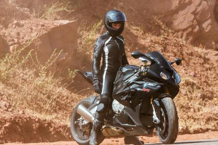 Ferguson macht auch in der Motorrad-Kluft eine sehr gute Figur.