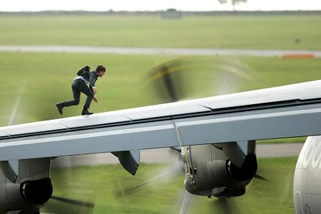 Hier versucht sich Tom Cruise Zugang zu einem startenden Militär-Flugzeug zu verschaffen...