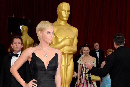 Dressed to Impress - Auch bei den Oscars 2014 schmiss sich Theron in eine lange Abendrobe. Ganz in Schwarz schritt sie über ...