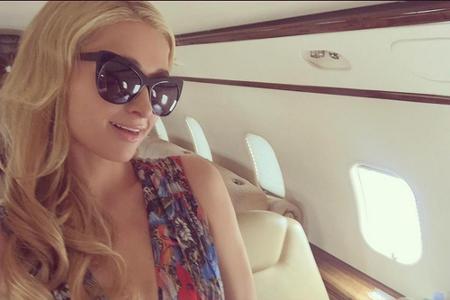 Eigentlich ist ihr Outfit viel zu schade fürs Flugzeug. Das dachte sich wohl Paris Hilton (34) und schoss deshalb schnell ei...