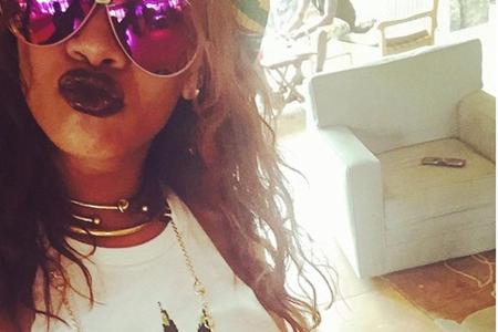 Tropical-Print ganz dezent zeigt Superstar Rihanna (27, 
