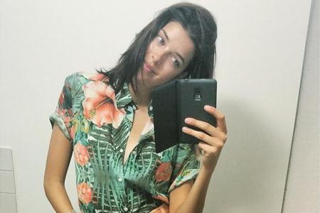 Und noch ein Model, das voll im Trend liegt: Auch Marie Nasemann (26) trägt den Urwald am Körper. Ihre Sommerbluse mit Blume...
