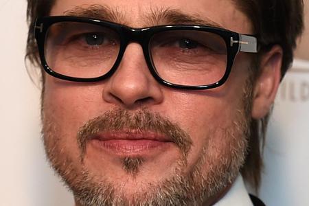 Auch Stars wie Brad Pitt (51) haben mal klein angefangen: Der Schauspieler verdiente sich einst als verkleidetes Hähnchen da... Auch Stars wie Brad Pitt (51) haben mal klein angefangen: Der Schauspieler verdiente sich einst als verkleidetes Hähnchen da...