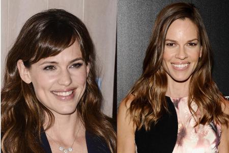 Schwestern? Nicht wirklich. Immerhin wurden Jennifer Garner (43, l.) und Hilary Swank (40) beide in den USA geboren.