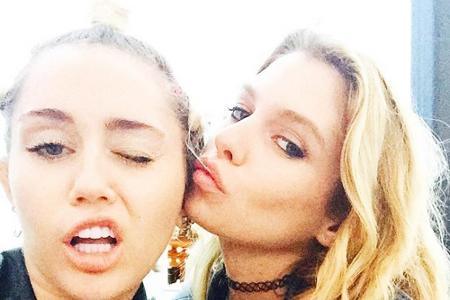 Was genau hinter der Beziehung zwischen Miley Cyrus (22) und dem neuen Engel Stella Mawell (24) steckt, weiß keiner so genau...