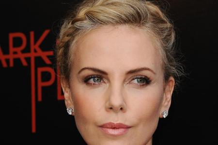 2012 adoptierte Charlize Theron (40) den heute dreijährigen Jackson, jetzt hat sie ein weiteres Kind zu sich genommen: Ihr S... 2012 adoptierte Charlize Theron (40) den heute dreijährigen Jackson, jetzt hat sie ein weiteres Kind zu sich genommen: Ihr S...