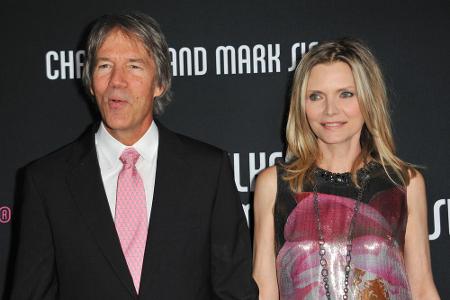 Bevor sie 1993 den Filmproduzent David E. Kelley heiratete, adoptiere Michelle Pfeiffer im selben Jahr ihre Tochter Claudia ...