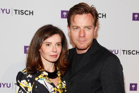Ewan McGregor (44) und seine Ehefrau Eve Mavrakis (49) haben insgesamt vier Kinder, von denen zwei adoptiert sind. 2006 und ...