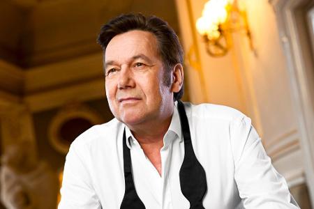 Umso später der Abend, desto wichtiger ist es, dass die Lieder einfach zum Mitsingen sind. Roland Kaisers 