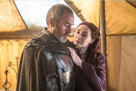 Neben Snow war es auch für Stannis Baratheon (Stephen Dillane) der vorerst letzte Auftritt. Er wird von Brienne von Tarth (G...