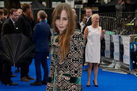 Stannis' Frau Selyse (Tara Fitzgerald) nahm sich aufgrund ihrer Schuldgefühle selbst das Leben. Gemeinsam mit ihrem Mann hat...