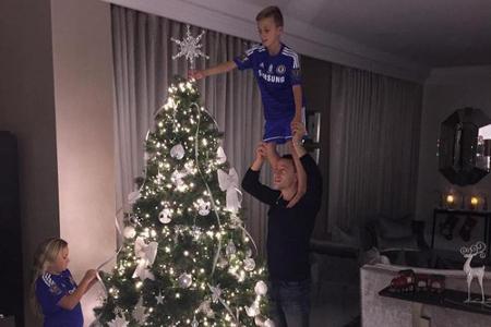 Weihnachten im Zeichen von Chelsea London gibt es bei John Terry. Der Kicker schmückt den Weihnachtsbaum gemeinsam mit seine...