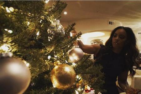 Sängerin Kelly Rowland verpasst dem Weihnachtsbaum ebenfalls noch den letzten Schliff. Dann können die Feiertage ja kommen.