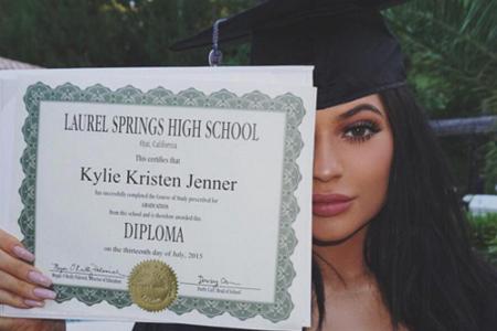 Eine weitere Halbschwester von Kim Kardashian belegt Platz vier der Instagram-Fotos des Jahres: Kylie Jenner posiert darauf ...