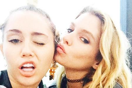 Im Juli gab Stella Maxwell (24) ihre Beziehung zu Miley Cyrus (22) bekannt - auf Facebook bezeichnete sie die Sängerin als 