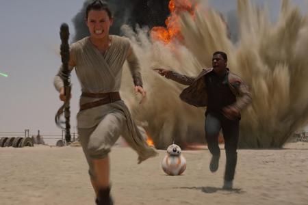 Rey und BB-8 treffen natürlich auch auf den zweiten neuen Helden im 
