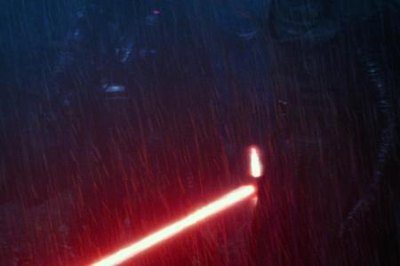 Für Aufsehen - und bei vielen Fans auch für Entsetzen - sorgte von Beginn an Kylo Rens neues Kreuz-Lichtschwert.