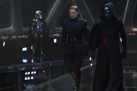 Und wurde Kylo Ren von Luke Skywalker ausgebildet? Der Jedi glänzt in den Trailern durch Abwesenheit, was die Gerüchte anhei...