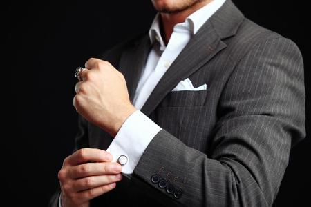 Dazu gehört natürlich auch ein perfekt sitzender Anzug. Ein Gentleman tritt stets stilsicher und elegant auf - und das bis i...