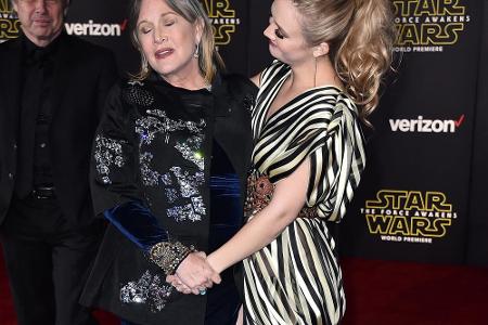 Leia alias Carrie Fisher (l.) erschien in einer dunkelblauen Robe. Das lange Kleid hatte einen hohen Schlitz, so dass die 59...