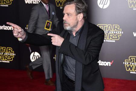 Bestens gelaunt zeigte sich der ganz in Schwarz gekleidete Mark Hamill auf dem roten Teppich. Er wird wieder als Luke Skywal...