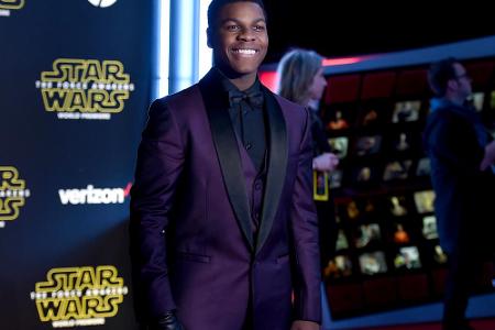 Mehr Mut zur Farbe bewies John Boyega, der in dem Film als Finn zu sehen sein wird - ebenfalls eine der Hauptrollen.