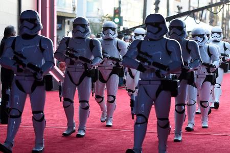 Die Stormtroopers mussten ebenfalls auf den roten Teppich. Ab Donnerstag sind sie auch wieder in den deutschen Kinos zu sehen.