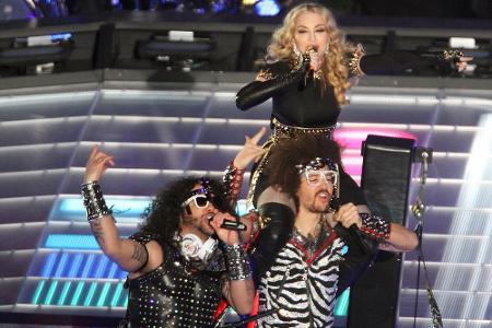 Natürlich ließ es sich auch Madonna nicht nehmen und trat 2012 auf. Zusammen mit dem Hip-Hop-Duo LMFAO sowie den Sängerinnen...