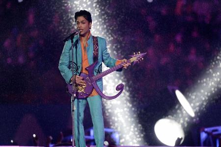 Der strömende Regen konnte Prince 2007 bei seiner Performance nichts anhaben. Im Neon-Anzug und mit jeder Menge guter Laune ...