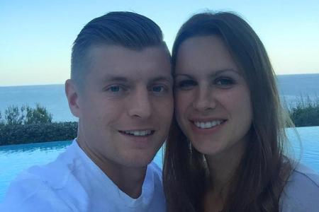 Fußball-Star Toni Kroos (25) ließ sich heimlich mit seiner Jessica vermählen - im Juni in der Nähe von Heidelberg. Die beide...
