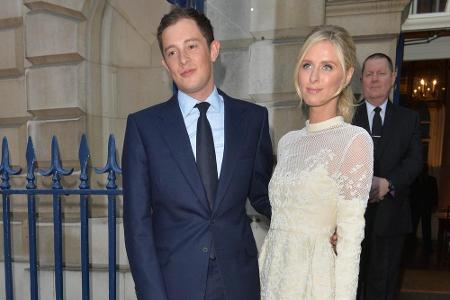 Im Juli gab Nicky Hilton (32) ihrem Verlobten James Rothschild das Jawort im Londoner Kensington Palace. Ihr Hochzeitskleid ...